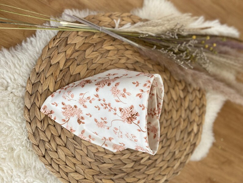 Wendemütze - Beanie aus Jersey Stoff in Weiß mit braunem Blumenmuster