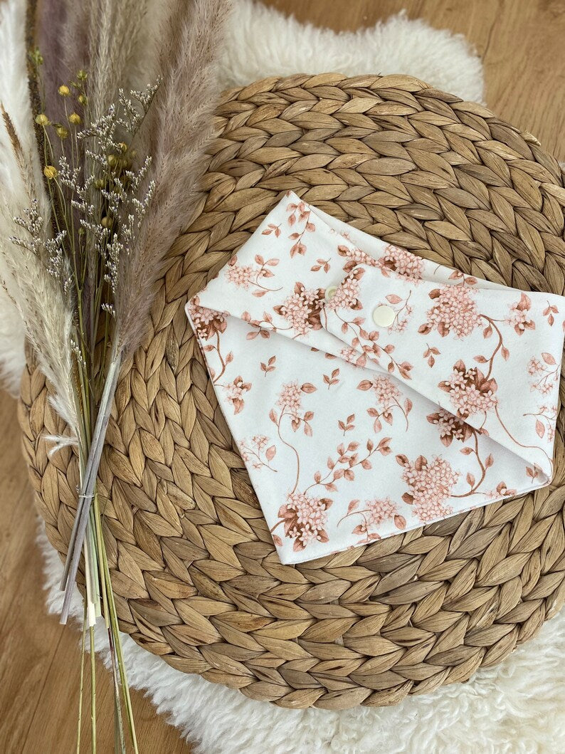 Stirnband aus Jerseystoff in Weiß und braunen Blumen.