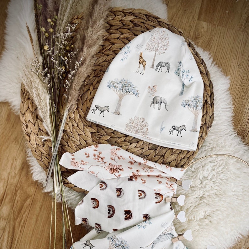 Wendemütze - Beanie aus Jerseystoff in Weiß für Kleinkinder. Dazu verschiedene Stoffmuster in Weiß.