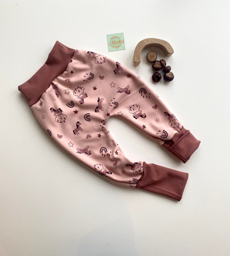 Pumphose für Kleinkinder aus Alpenfleece mit rosa Stoff und Einhornmuster.