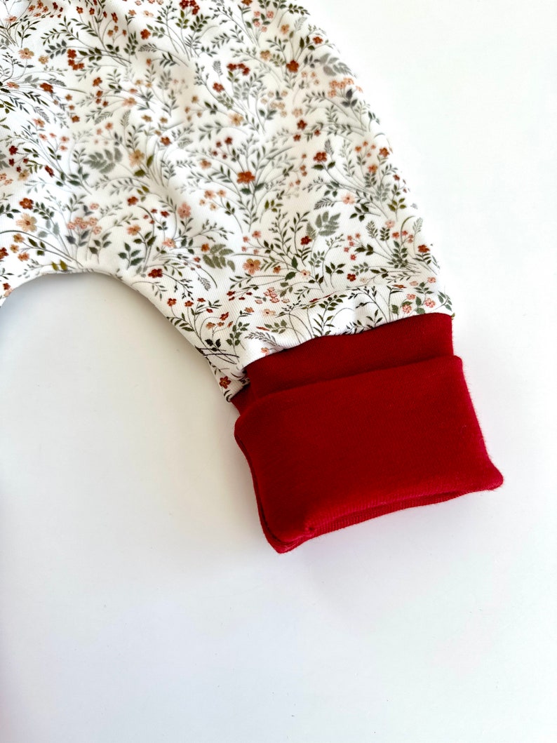 Pumphose für Kleinkinder mit Stoff aus Ribjersey mit Wildblumen im Frühling.