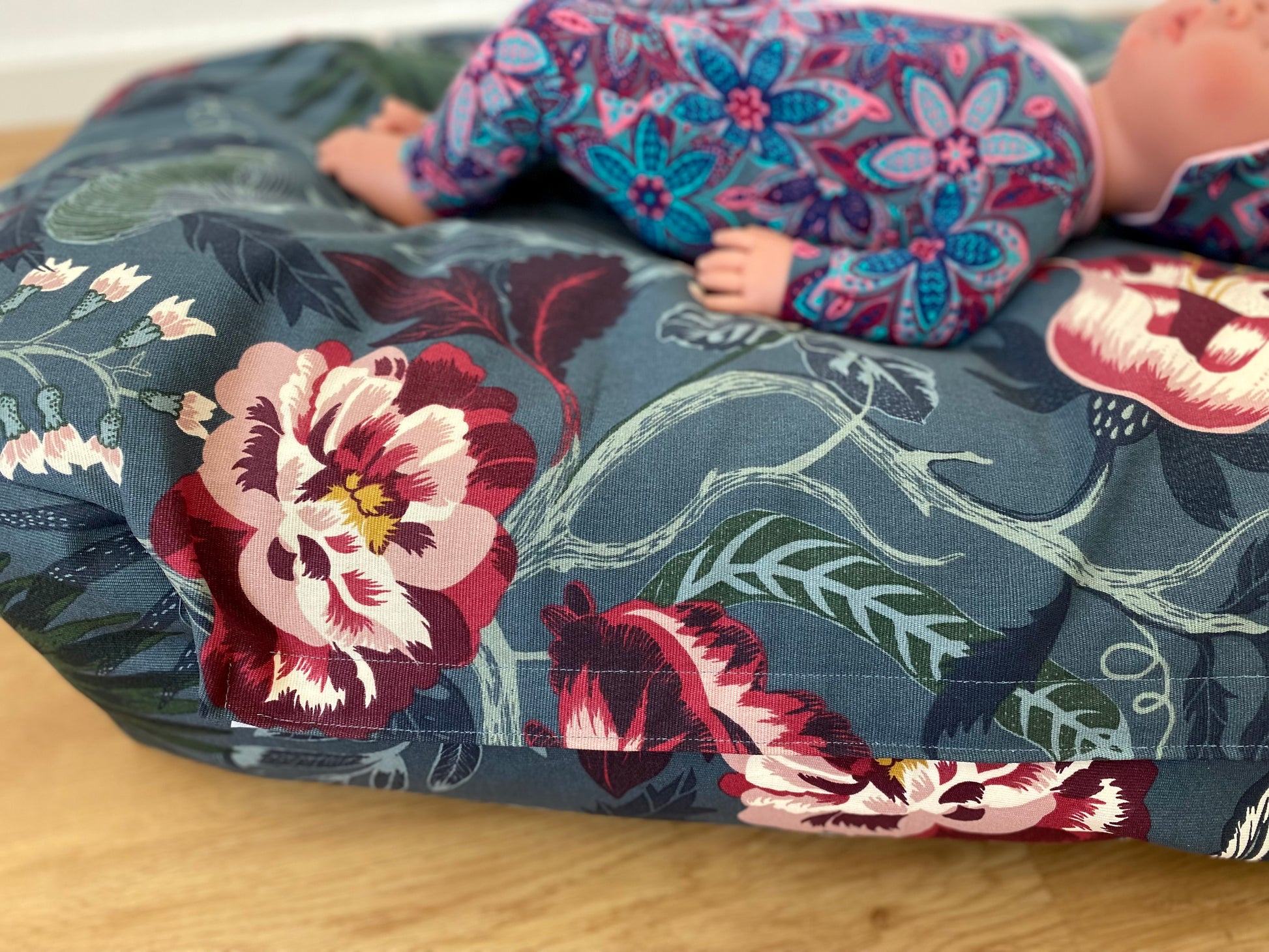 Babykissen für sicheres Schlafen im Elternbett - Nahaufnahme des Stoffs im Blumenmuster.