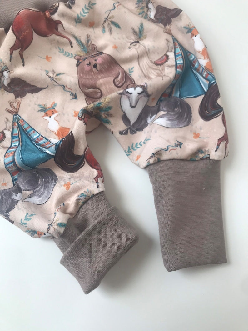 Pumphose für kleinkinder mit Mitwachsbund. Stoffaufdruck mit Indianer und Wildtieren.
