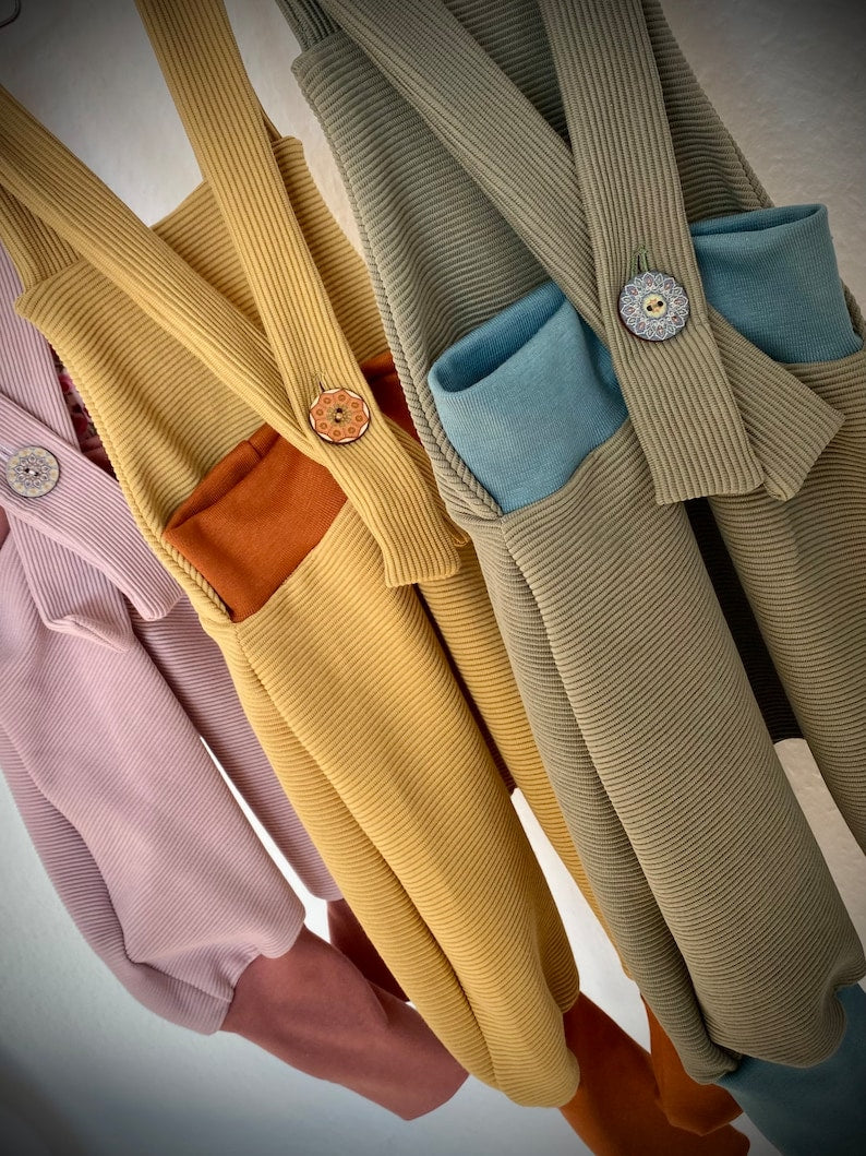 Rückansicht von drei Knickerbockerhosen in olive, hellbraund und rosa.