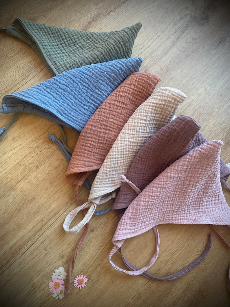 Zwergenmützen für Kleinkinder aus Musselin in Olive, Natur, Rosa, Altrosa, Blau, Senf