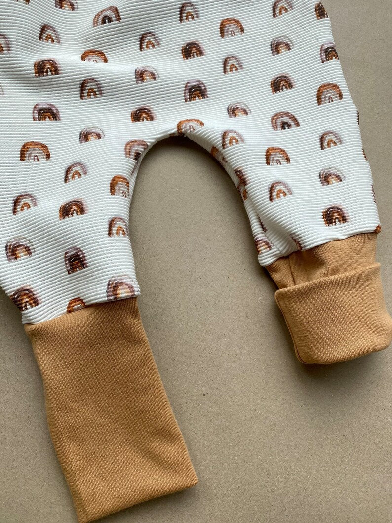 Pumphose für Kleinkinder mit Stoff aus Ribjersey mit türkisem Stoff, Regenbogenmuster, hellbraune Bündchen.