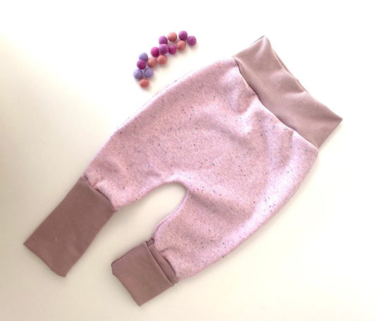 Pumphose für Kleinkinder aus Alpenfleece mit rosa Stoff und rosa Punkten.
