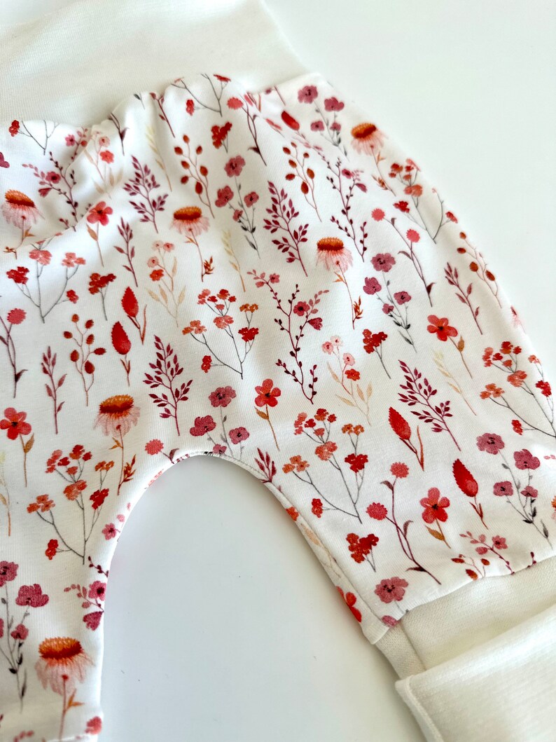 Pumphose für Kleinkinder mit Stoff aus Ribjersey mit Stoff in Weiß und Blumenmuster "Sommerwiese".