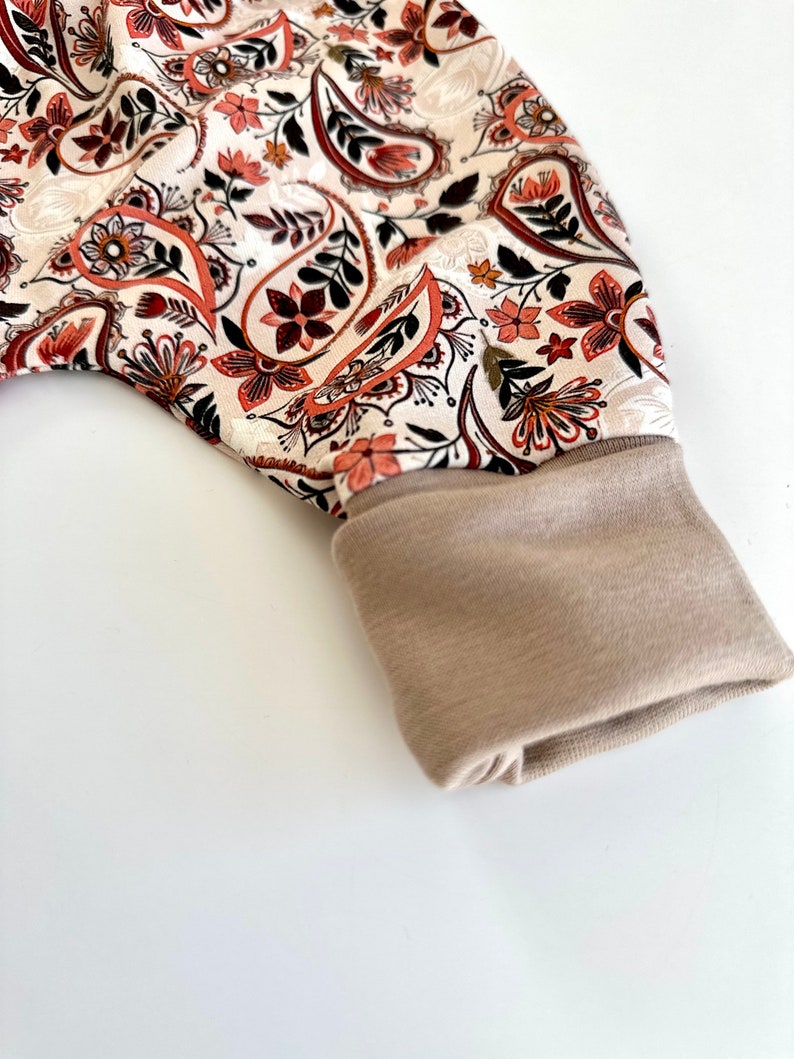 Pumphose für Kleinkinder mit Stoff aus Ribjersey mit hellbraunen Bündchen.